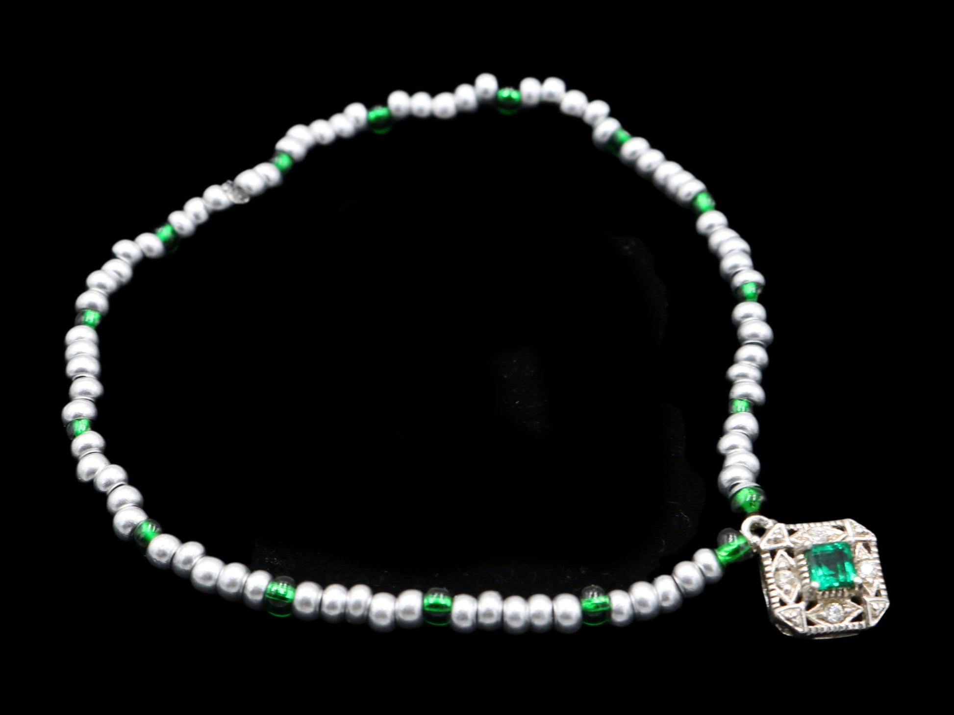 Get Down on This Abby Edwardian Style Emerald Green / Silver Toned Charm - Silver and Green Bracelet - Monkeysmojo